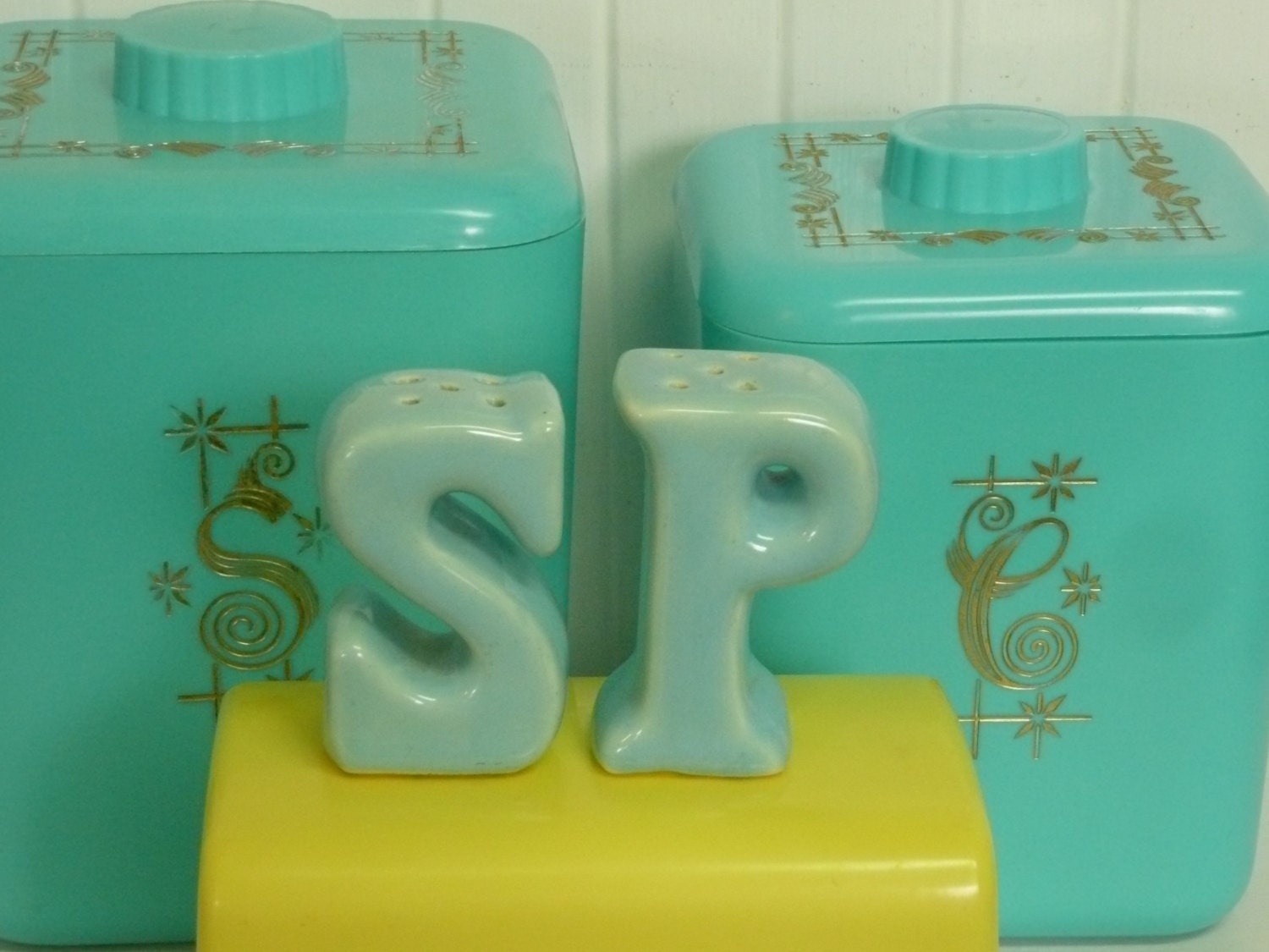 NICE Vintage Turquoise Ceramic S & P Letters Salt and Pepper Shaker Set - Vintage Travel Trailer and Home Decor