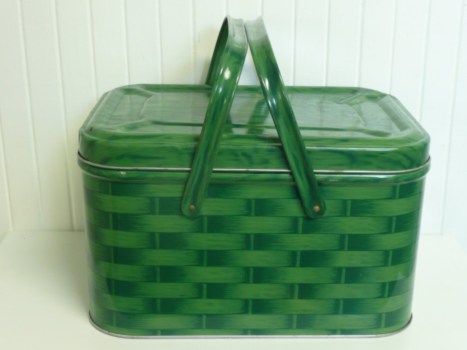NICE Vintage Green Tin Metal Picnic Basket, Basket Weave Lithograph with Metal Handles, Camping, Picnicing, Travel Trailer Decor