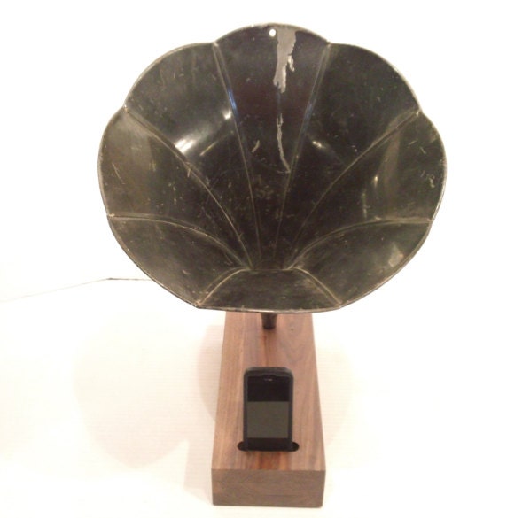 Acoustic  iPhone Speaker Dock w/ Antique Phonograph Horn