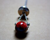 Medium Necklace with red nuanced bead, metallic disk and silver-coloured chain