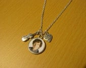BBC SHERLOCK - Sherlock and John Double-Sided Necklace - White with violin