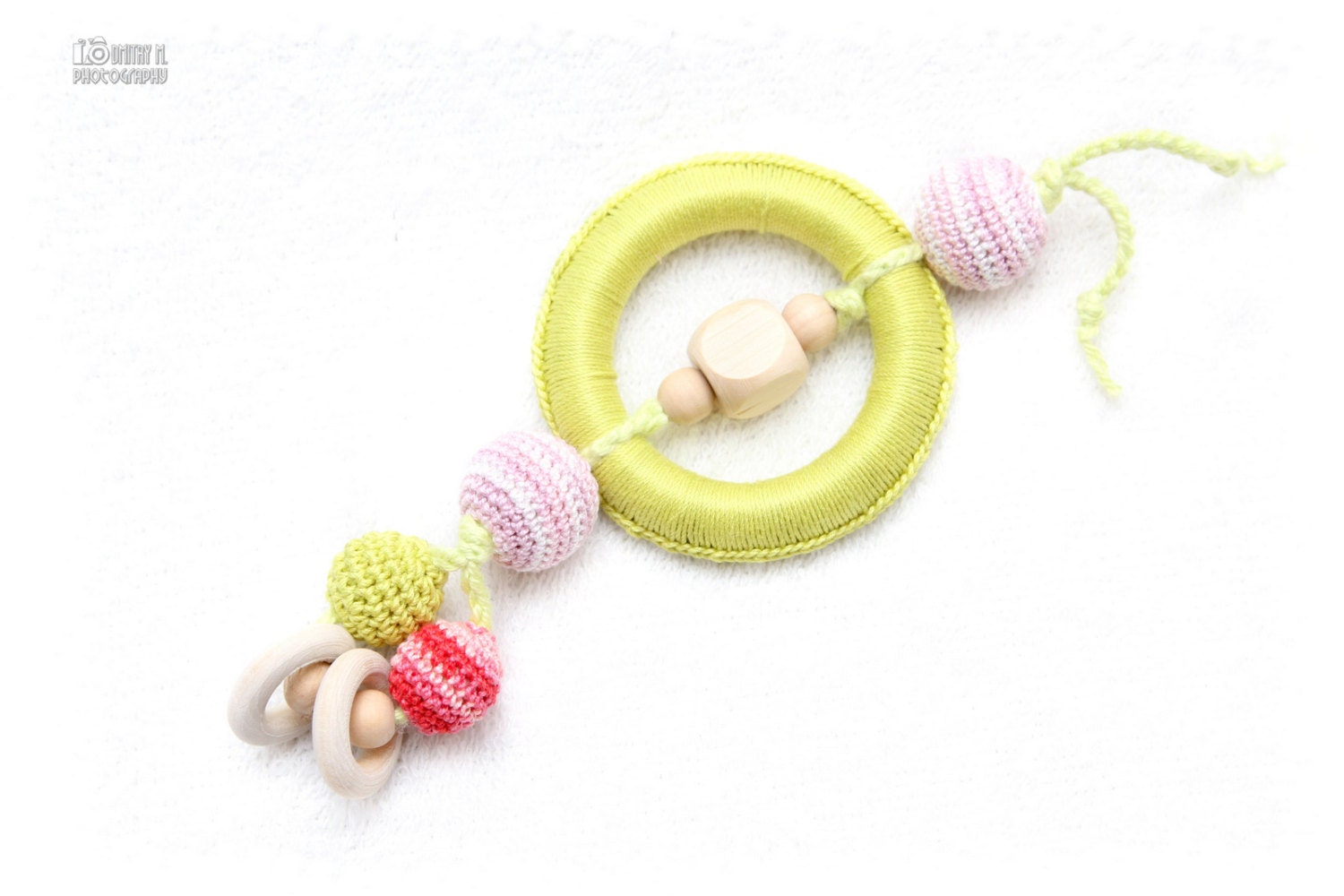 Crochet development ring toy/ Wooden rattle toy/ Baby teething toy - coral, baby pink, spring green