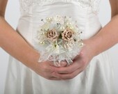 A little bouquet in ivory and mocha