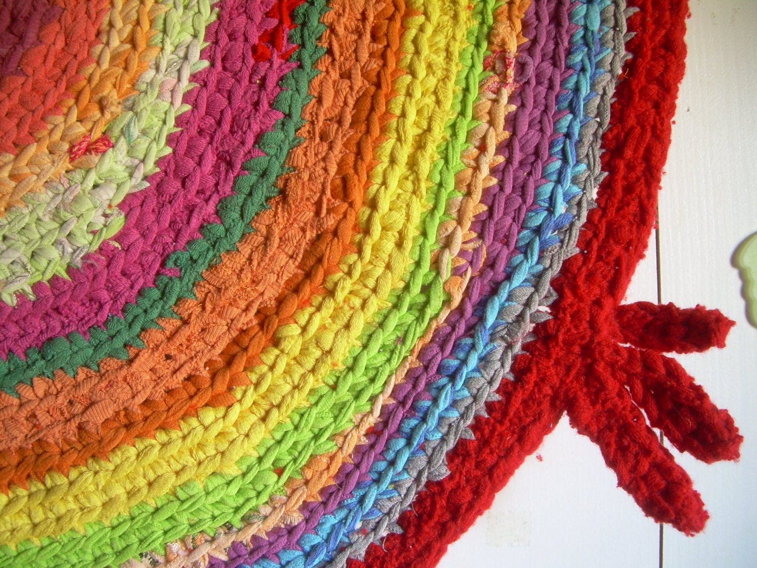 Circular rug made from recycled clothes HAPPY colours red rug