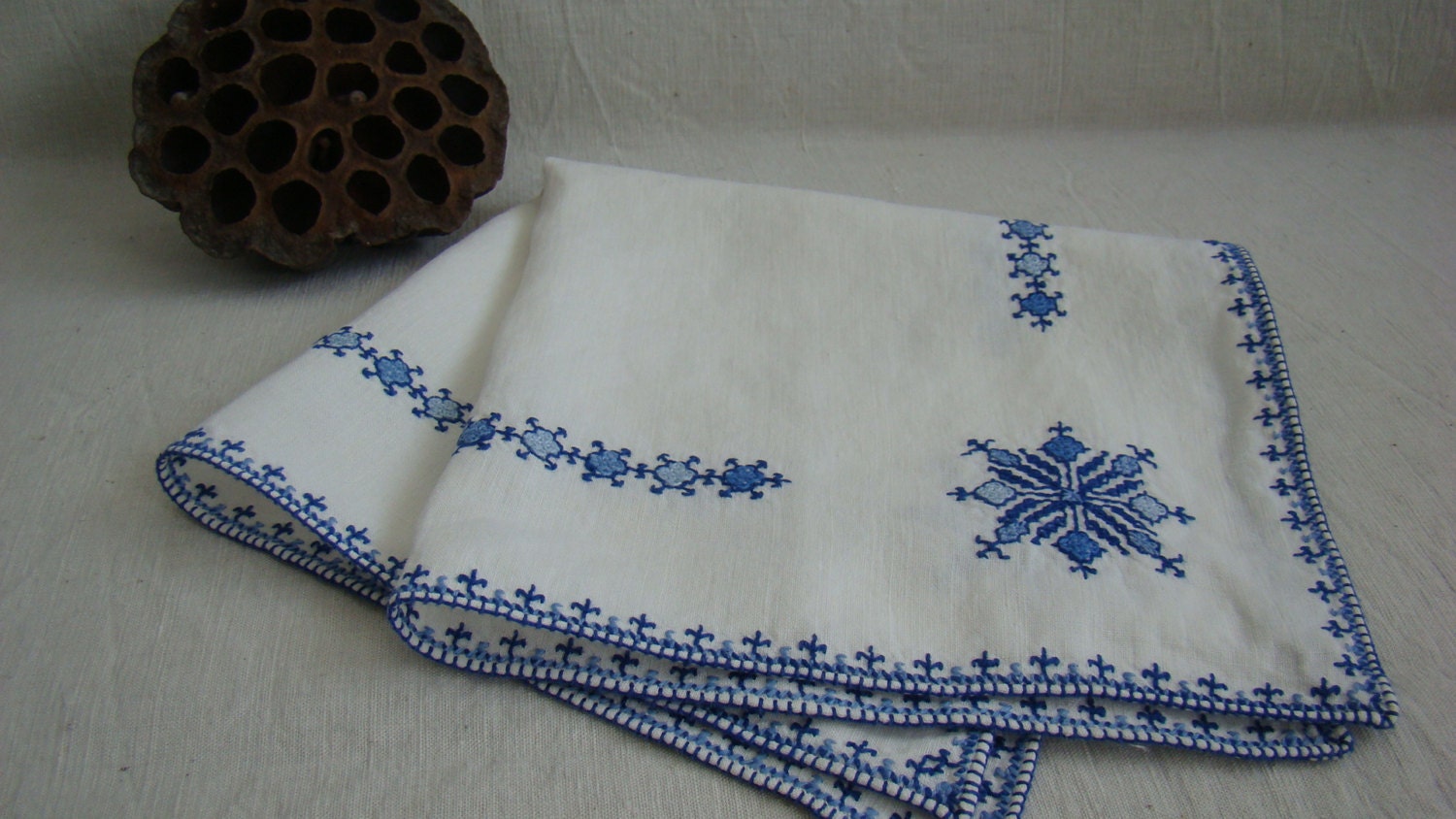 French vintage linen napkin entirely hand embroidered, Delft blue on white background