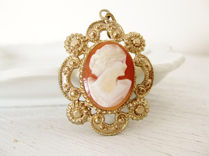 vintage 1950s shell cameo pendant. coro gold tone etruscan revival. RASENNA.