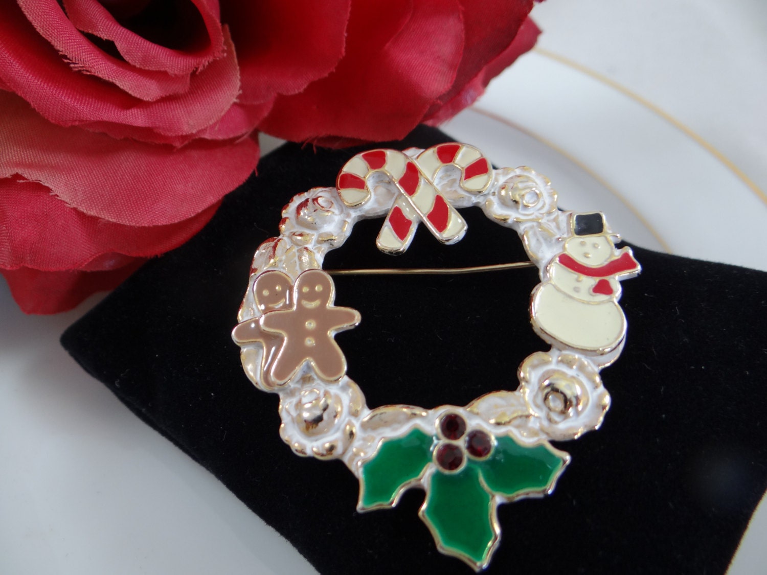Cute KC Snow Covered Christmas Wreath of Gingerbread Men Snowmen Candy Canes and Holly Leaves - Adorable