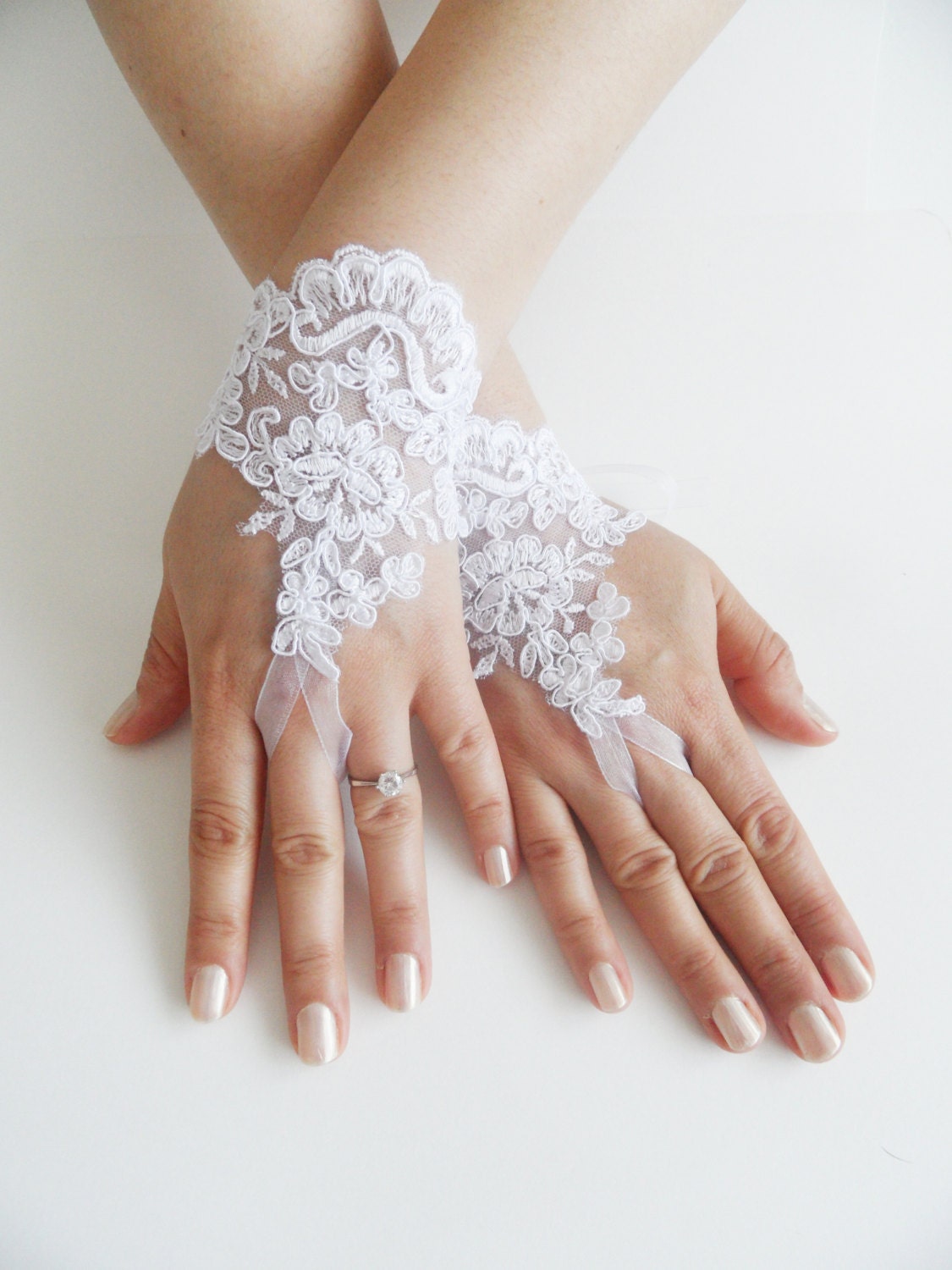 Free shipping, Wedding Gloves, ivory lace gloves, Fingerless Gloves, white wedding gown, off cuffs, cuff wedding bride, bridal gloves,