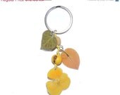 ON SALE Pressed pansy keychain, Yellow keychain, Bougainvilleas accessories, Flower keychain, Artisans accessories, Eco-friendly, Gift for