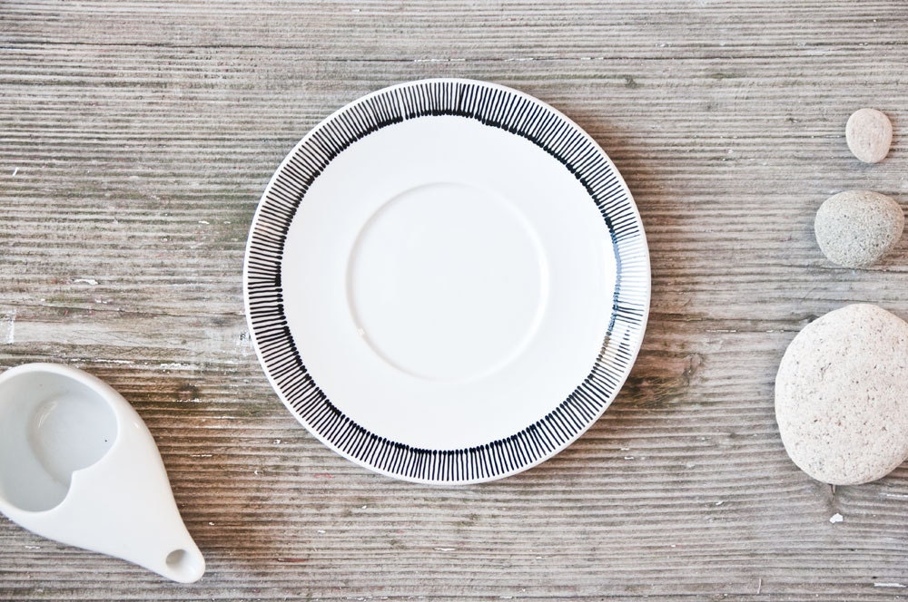 Hand-painted saucer "somewhat angular", black and white