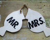 Mr and Mrs Wedding Sign Wooden Love Birds Reclaimed Wood Custom Handmade White Wedding Decoration Primitive Table Decor Country Rustic