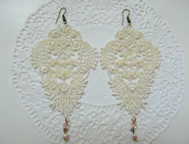 Beautiful Ivory Cream Vintage Lace & Pearl Earrings ...Victoriana