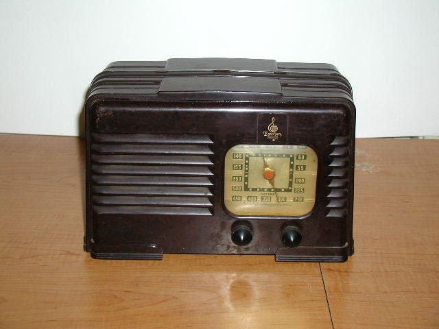 Dark Brown Bakelite Deco Emerson 1940s Radio