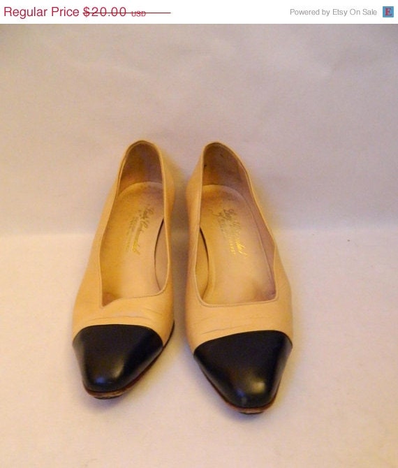 SALE 1980s Lady continental Cream and Black Pumps Made in Italy Size 37 and a half