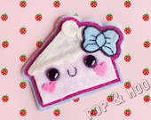 Kawaii cake hairclip - Cute felt hair clip with bow and hearts - Adorable statement accessory - Sweet girly barrette by Pop and Moo.