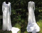 Vintage Wedding Dress 80s / Satin and Lace White Wedding Dress M L / Gown with Lace Train