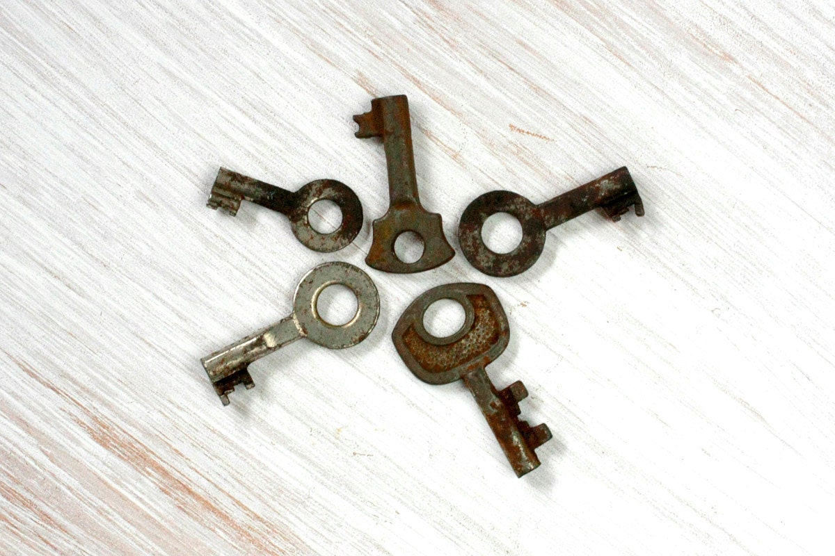 Set of 5 Small Skeleton Italian Rusted Keys, mid century home decor, cottage chic, ohtteam, Chabby chic, Rustic Decor - RaffaelloVintage