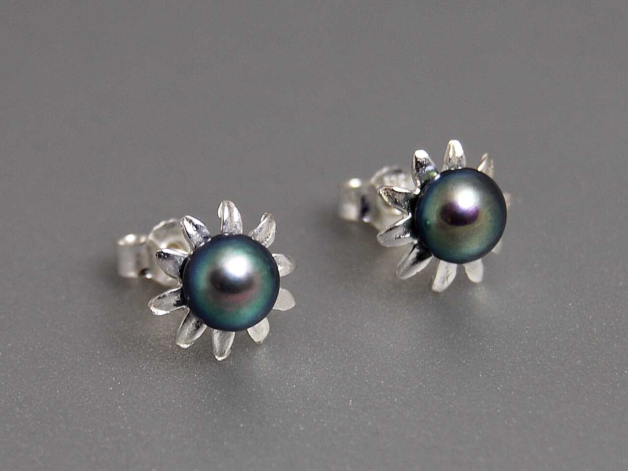 Deep Ocean Treasure Stud Earrings Sterling Silver Black Iridescent Pearls Classic Modern Flower Bridal Jewelry Romantic Different Gift