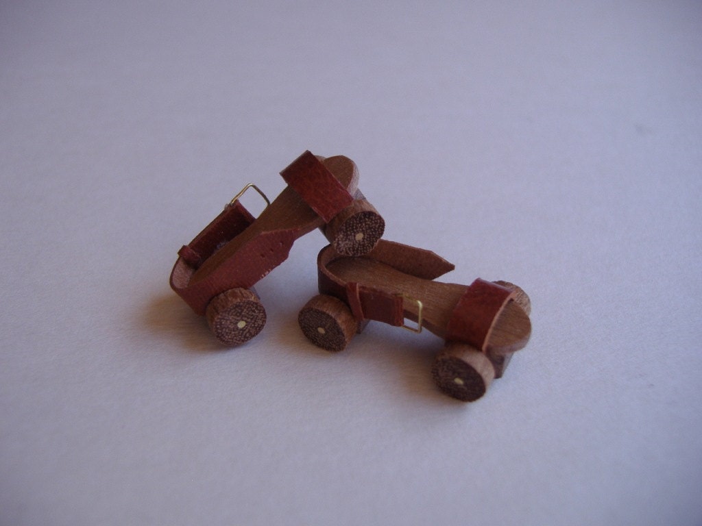 Vintage Roller Skates - Patines vintage. 1:12 scale dollhouse miniature.
