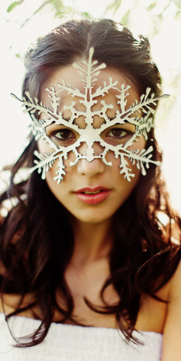 Snowflake leather mask in white