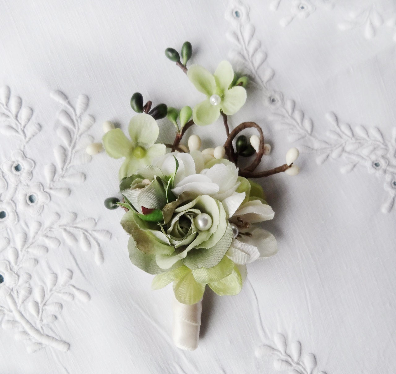 mens wedding boutonniere, ivory flower buttonhole, sage green boutonniere, pale green groomsmen boutonnieres, rustic wedding