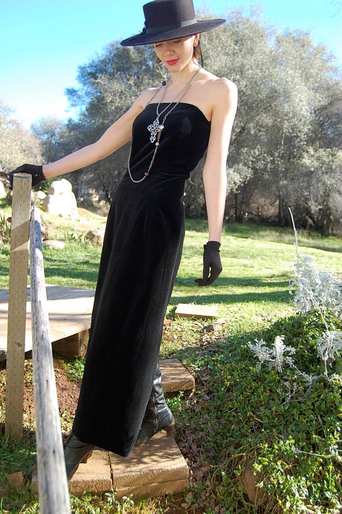Vintage Elegant Black Velvet Strapless Formal Gown (s m)