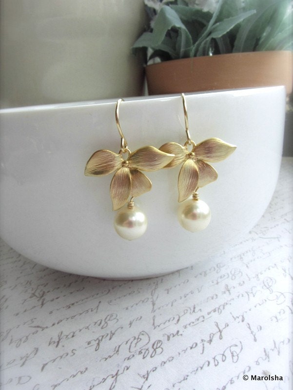 Orchid Flower Ivory Pearl Drop Dangle Earrings. Bridesmaid Gifts. Maid of Honor. Garden Cottage Wedding. Ivory Wedding. Vintage Style.