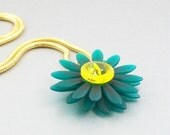 Bloomin' Button Flower Pendant Necklace in Teal Green Frost and Yellow, Flower Necklace, Button Necklace, Button Pendant, Women's Jewelry