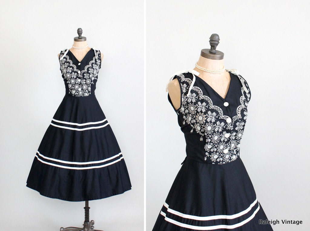 Vintage 1950s Dress : 50s Embroidered Cotton Sundress