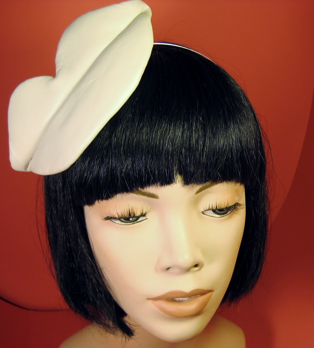 KISS ME FASCINATOR - White Leather