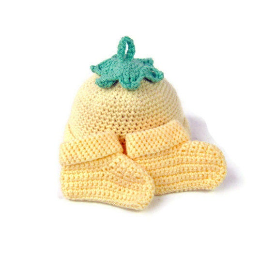 Crochet baby hat and bootee set cream flower bell hat and booties baby beanie tulip hat - newborn 0 - 3 months