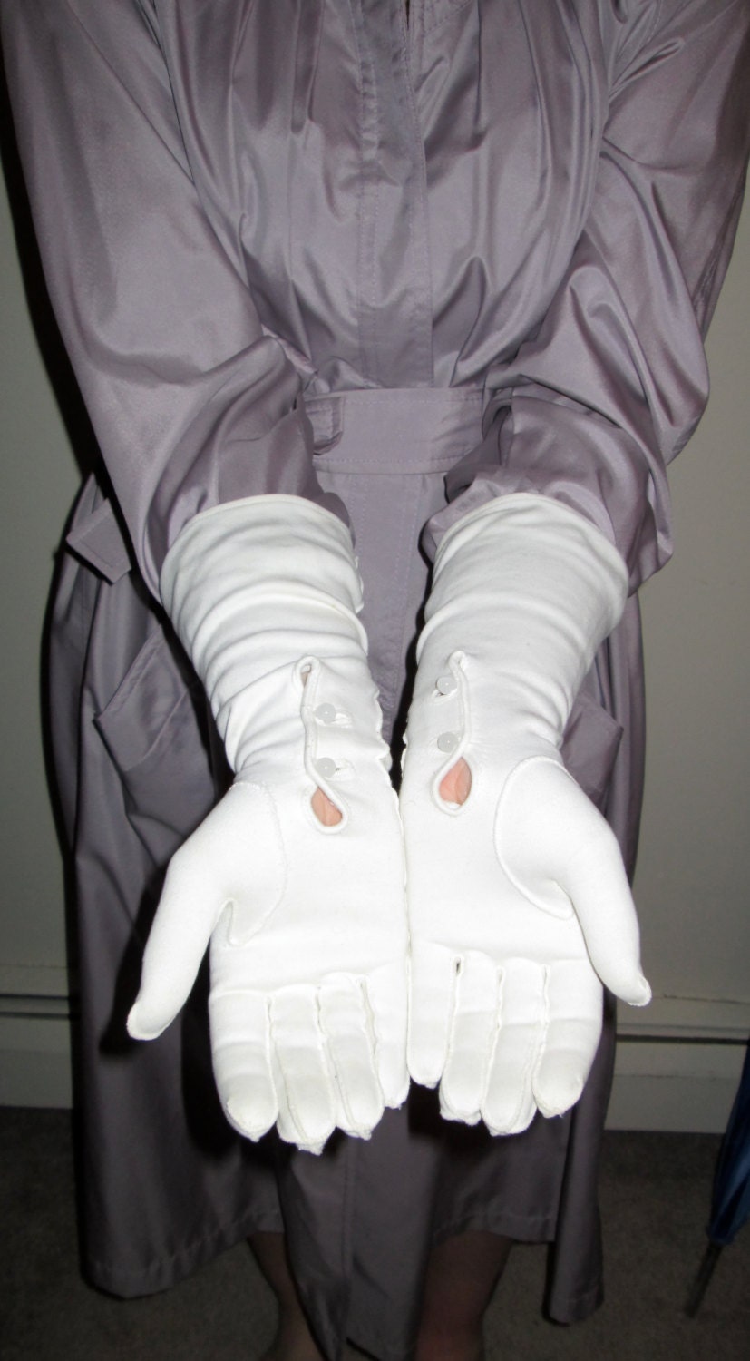 Vintage White Gloves-1950s Creamy White Button Wrist Size 7 Gloves - EstateSaleShop