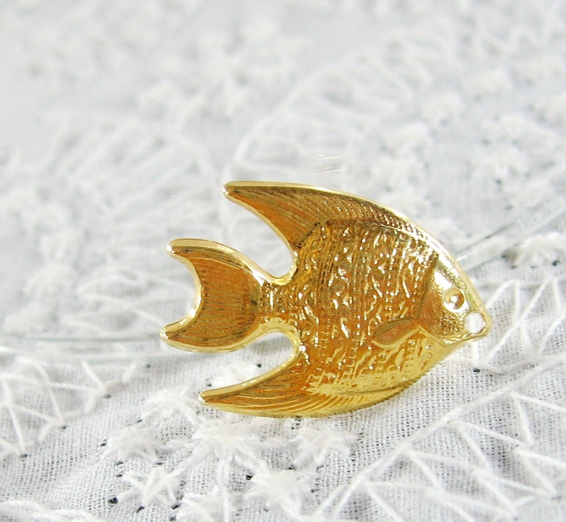 Vintage Bracelet Charm, Gold Tone Metal Fish, Figural Animal, 1970s Ocean Beach Sea Jewelry