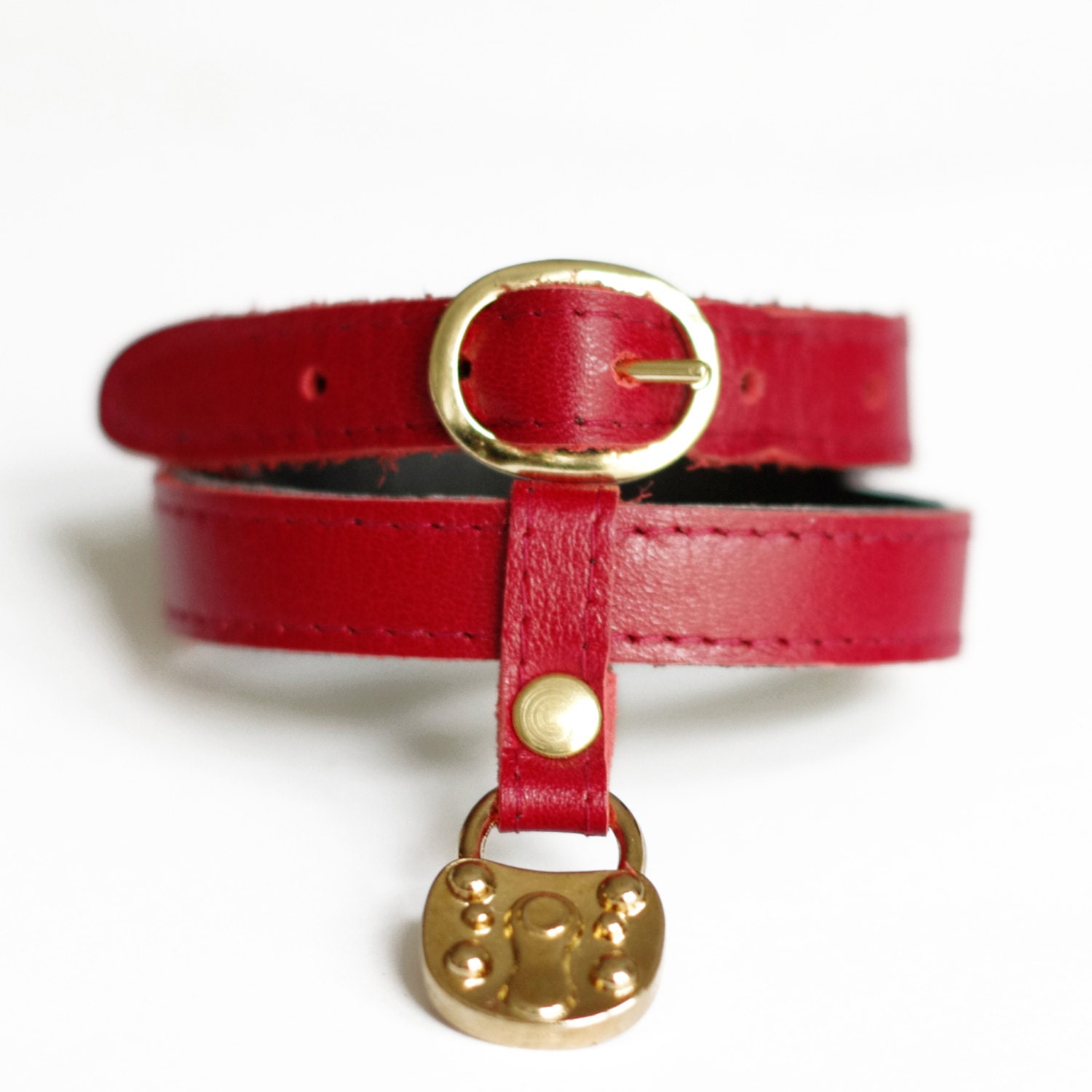 Red double tour leather bracelet with golden buckle and adjustable gilded padlock