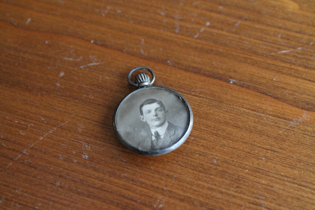 1930s Vintage Antique Two-sided Locket with Lover photos inside. - TheVintageBrothers