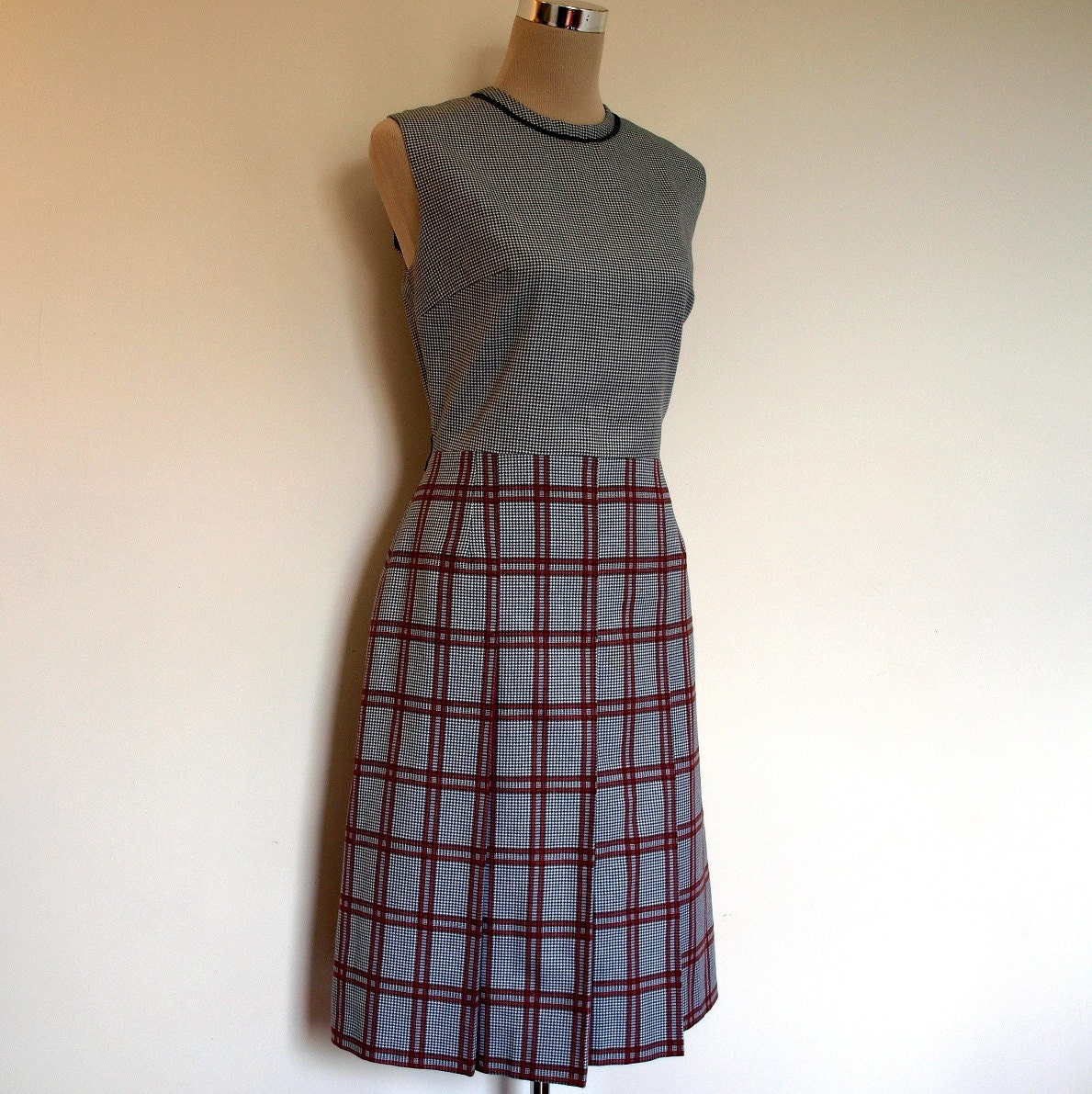 Pleated 1960's dress / Vintage 60's sleeveless dress. Light wool dress. Grey Dogtooth check with pink and brown checks. Mad Men style.