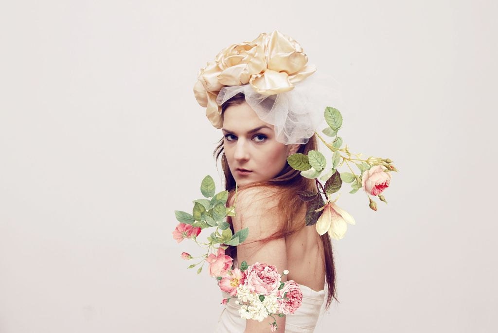 Vintage rose - Beige floral crown with veil