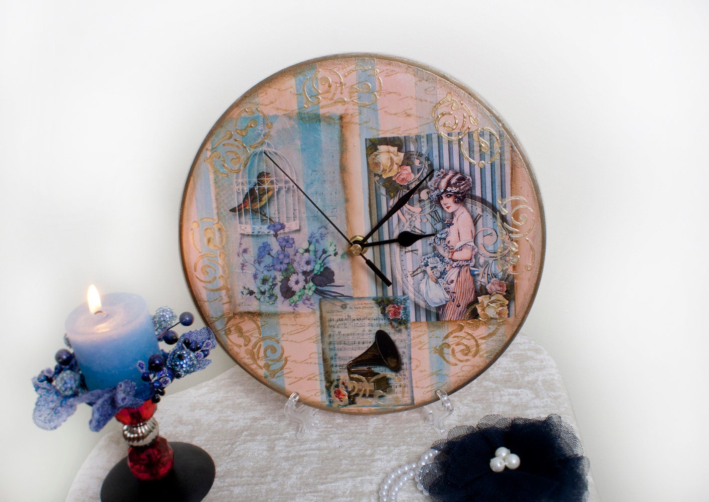 Wall Clock Retro Woman 1920s Flapper Roses Bird Cage Flowers Gramophone Musical Notes Collage Shabby Chic Decoupage Retro style Pudre rose