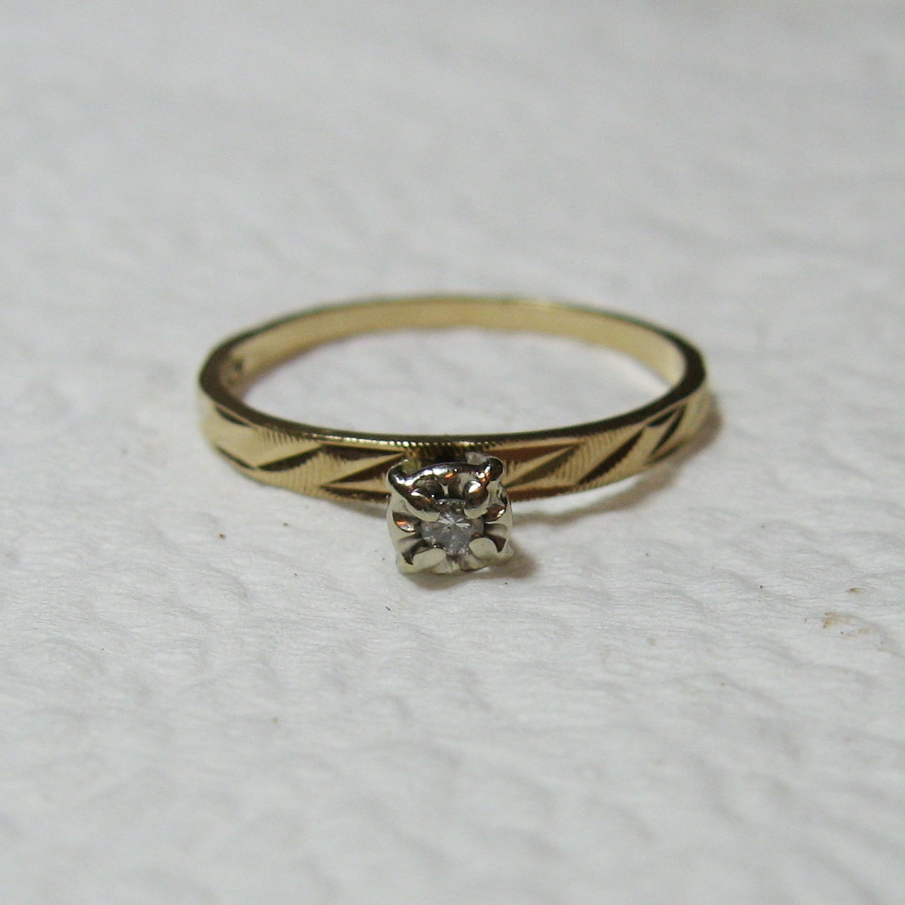 1970s Diamond Engagement Ring in 10K yellow gold, ribbed texture, size ...
