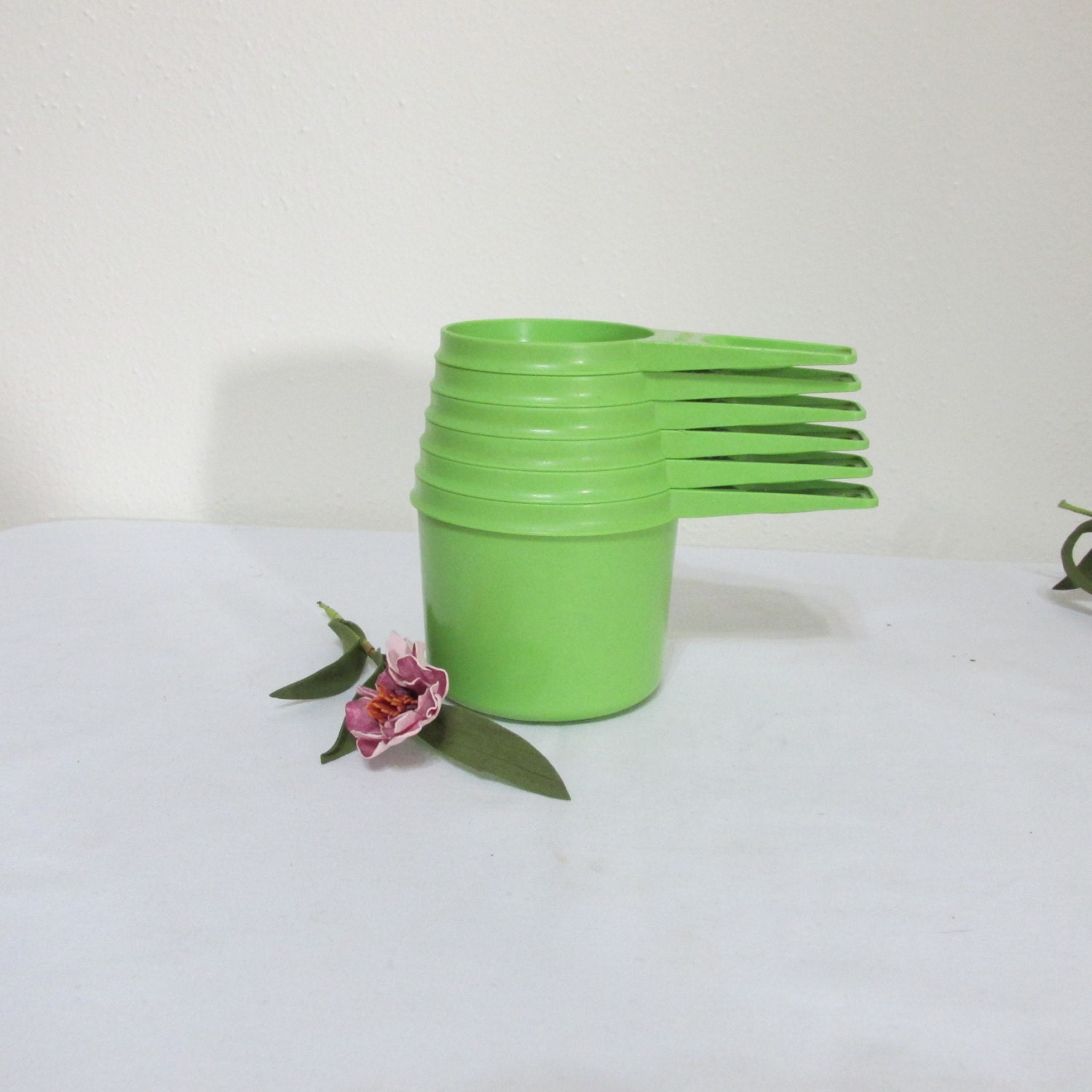 LuRuUniques of Vintage Cups Set cup 6 Green Measuring vintage Tupperware green by