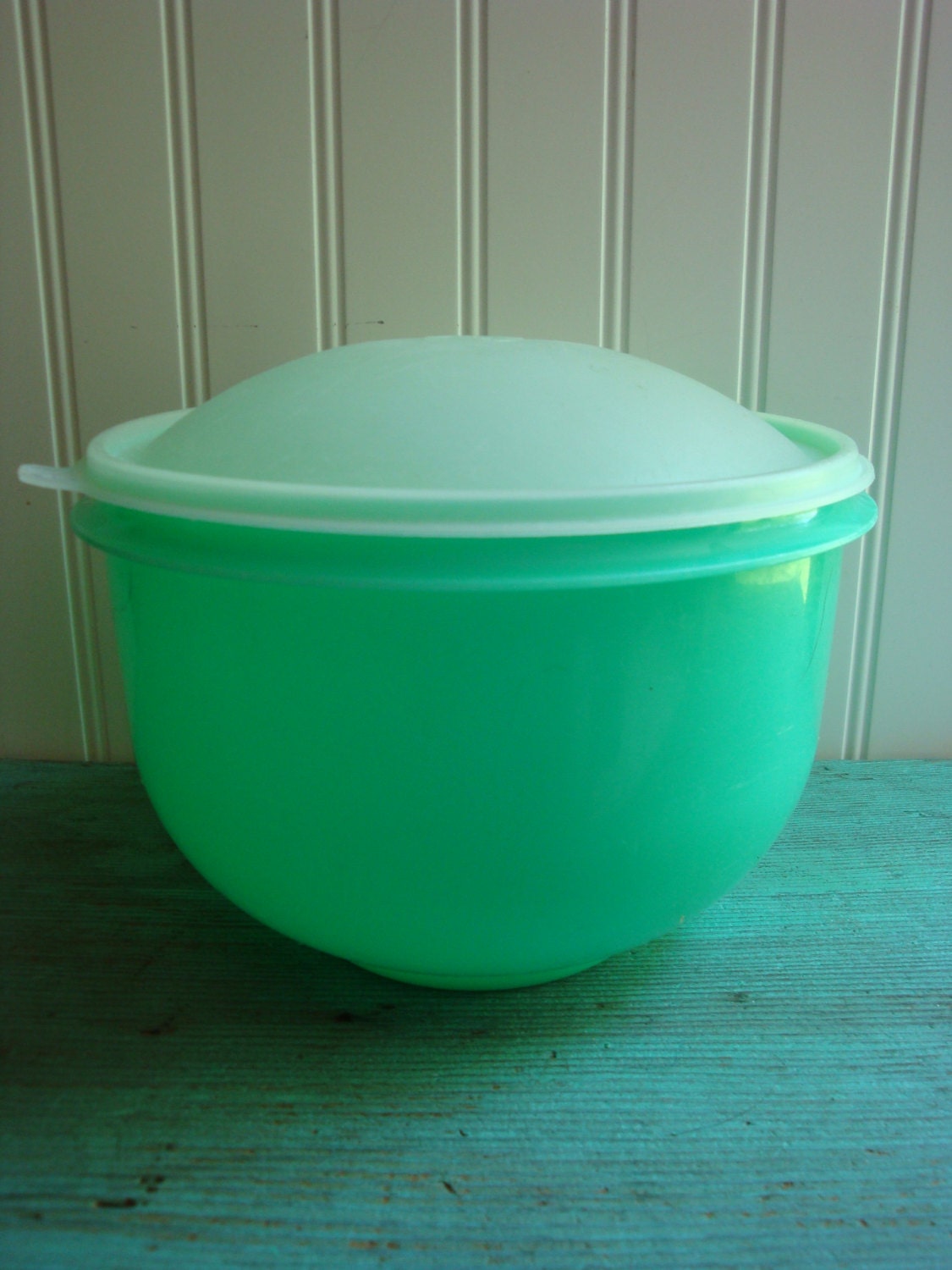 Vintage Tupperware Lettuce Keeper Jadite by thefarmerswifect