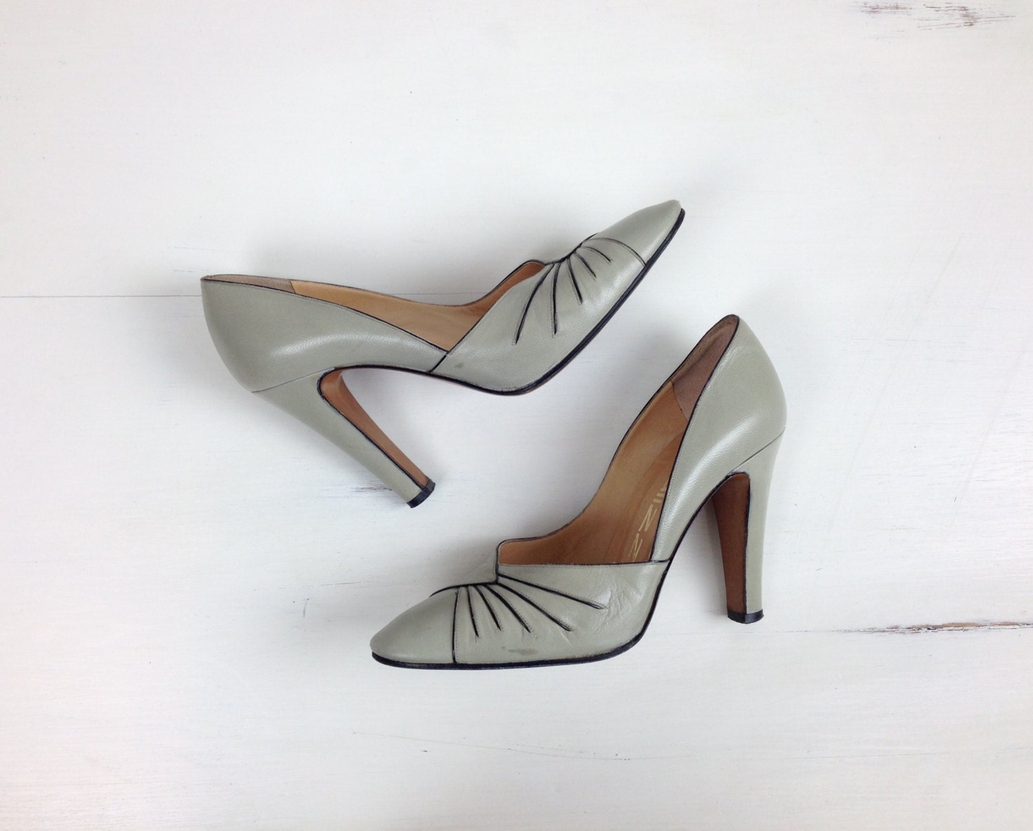 Grey and Black Leather Pumps / Vintage High Heels / Balizza