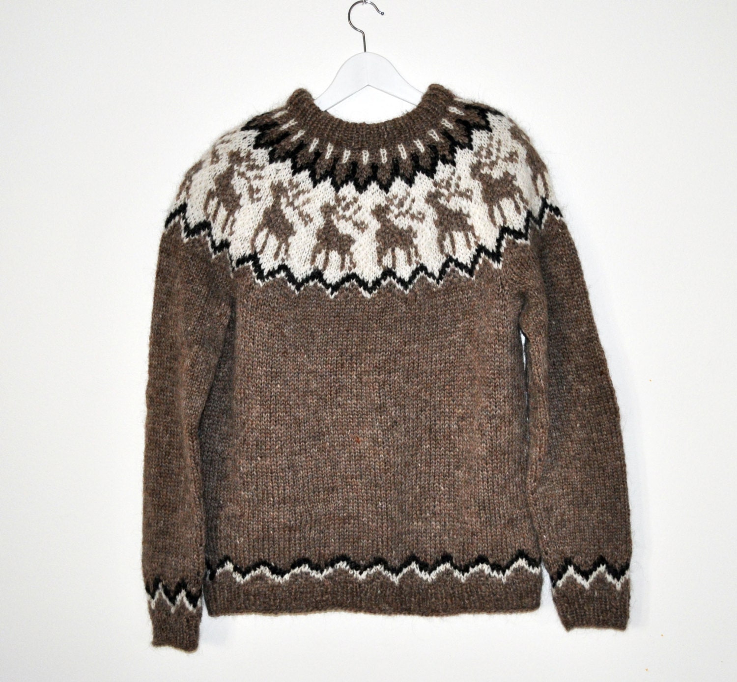 Traditional Icelandic Lopapeysa with shoulder by HandmadeInIceland