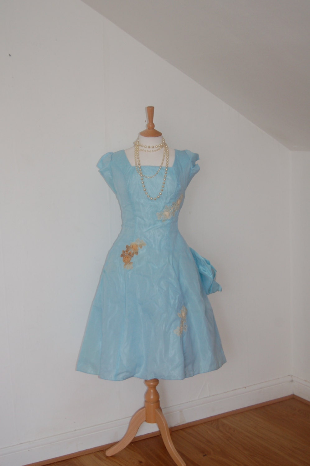 Vintage 1950s prom dress in light blue with embroidered flower detail ...