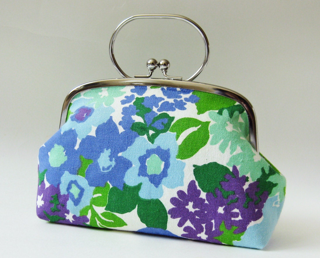Handbag / kiss lock purse in vintage fabric blue flowers