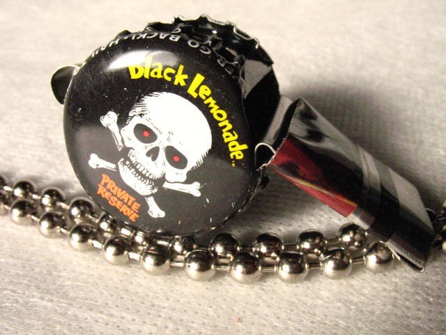 Whistle Skull and cross bones