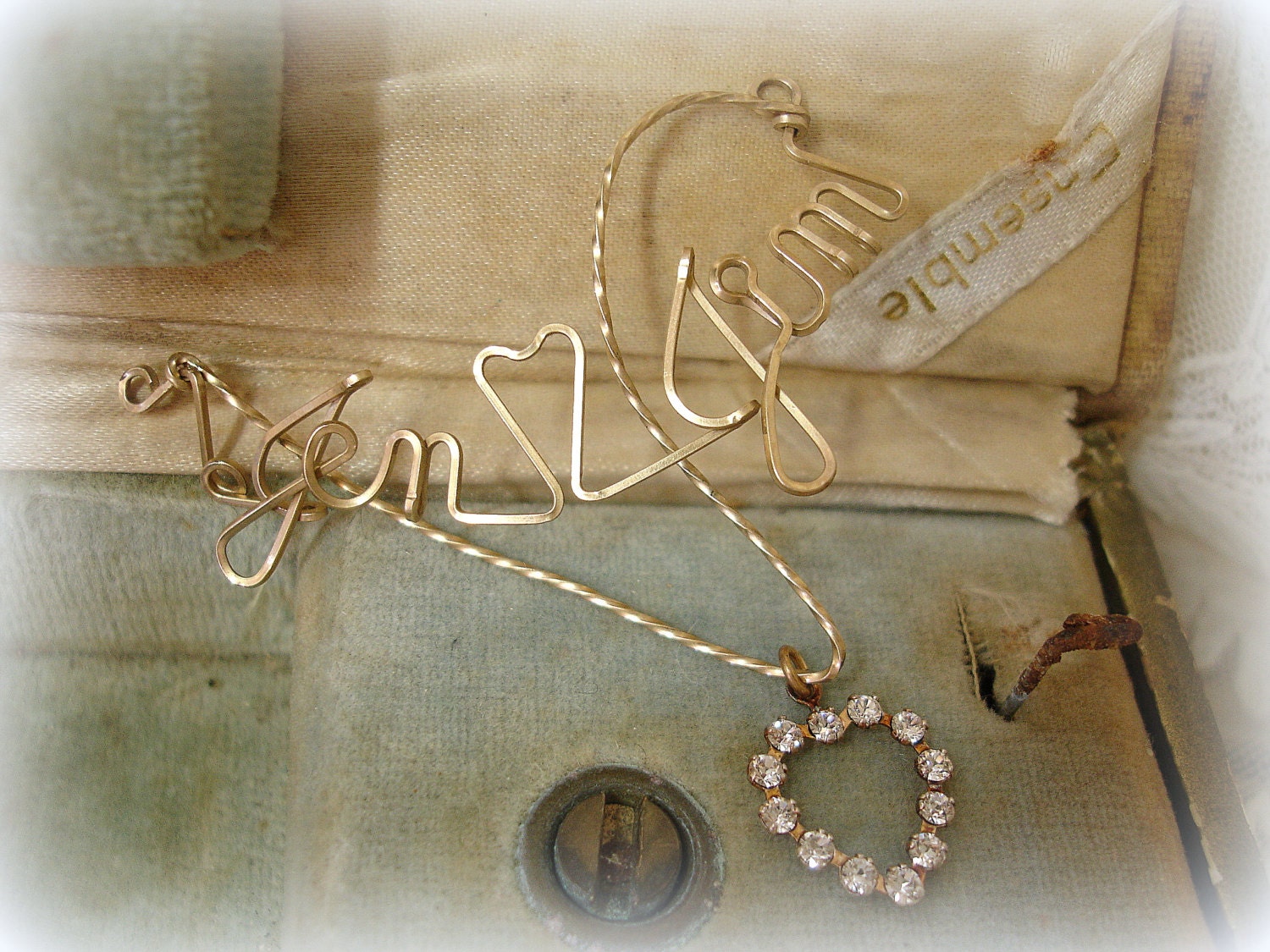 vintage wire name finding . jen loves jim with swarovski rhinestone heart dangle . 2 ring focal