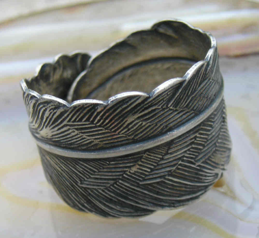 Queen or King sized sterling silverplate feather ring..for us big people. A unisex ring..11.5