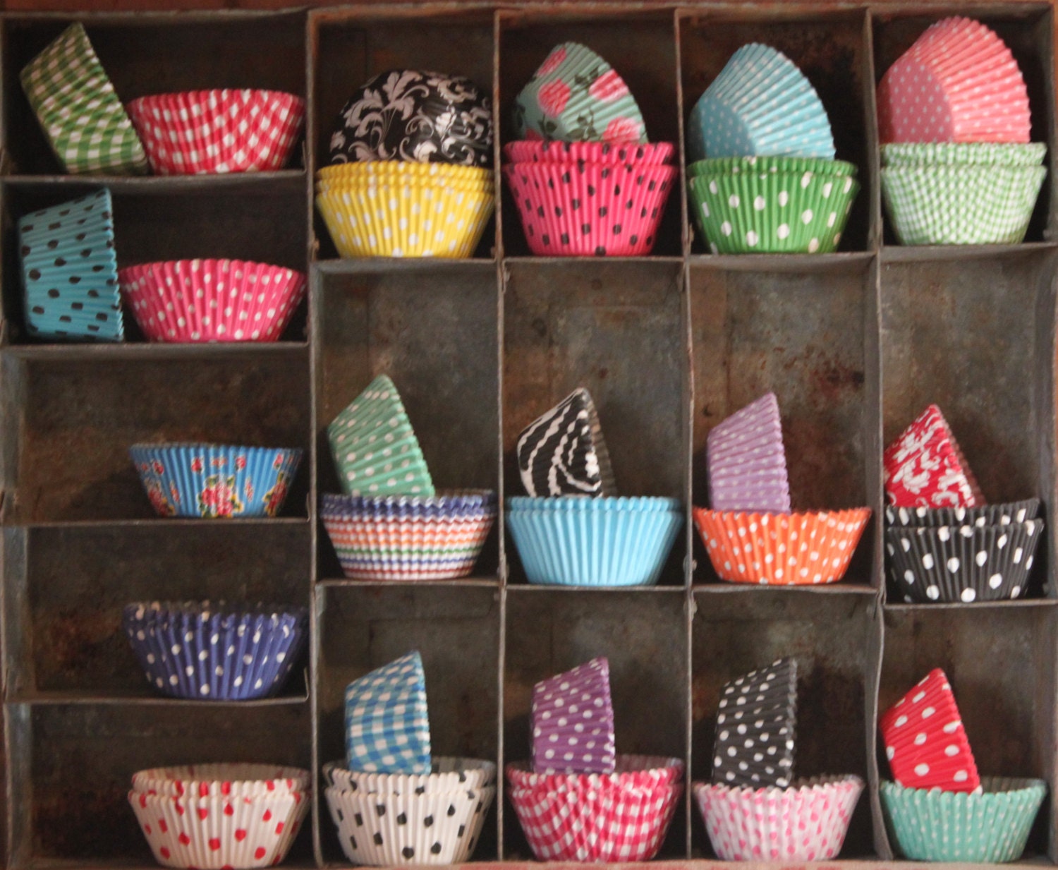 25 Cupcake Liners -- Baking Cups -- stars--dots--stripes--gingham--damask Il_570xn