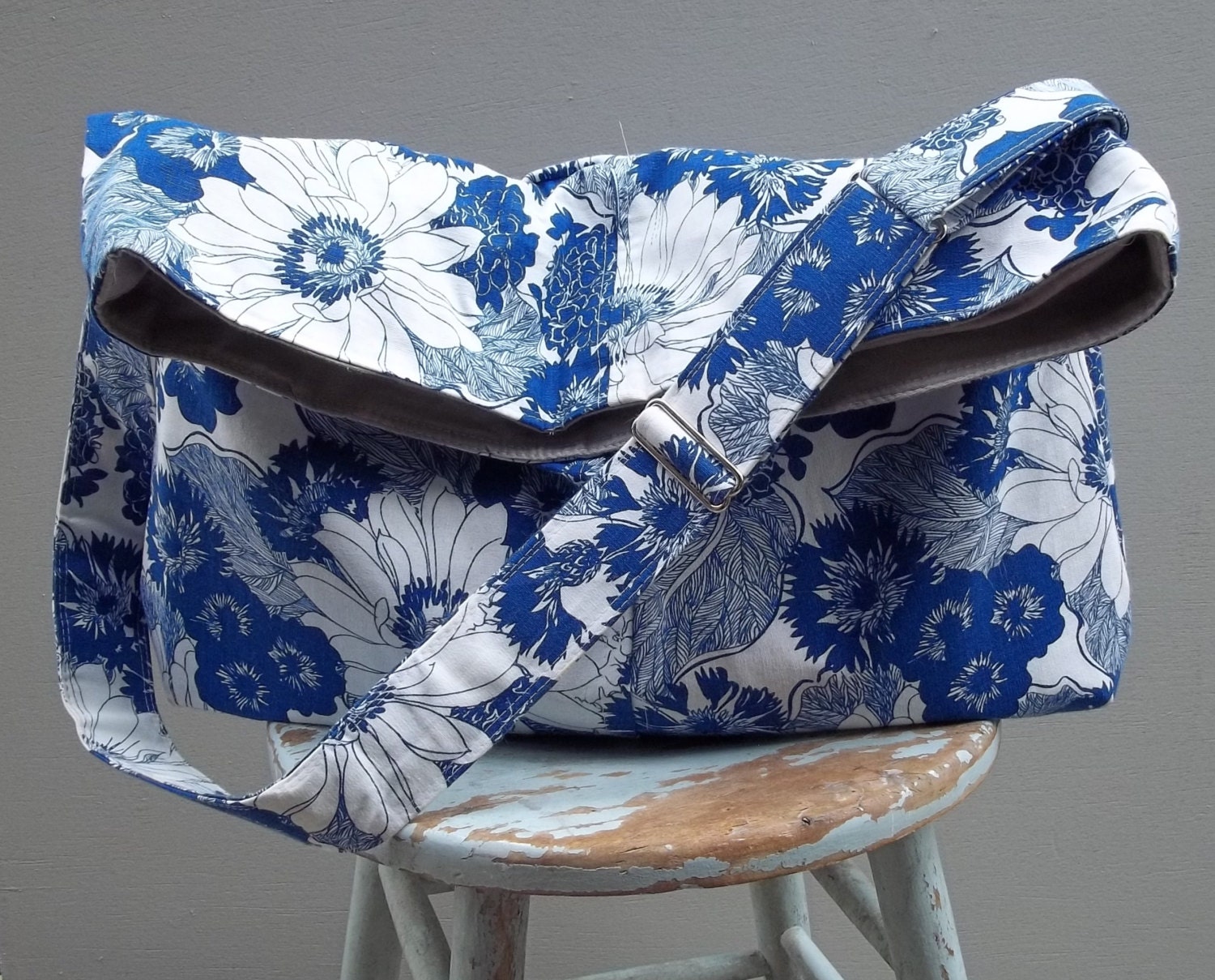 Vintage Blue Floral Messenger Bag - XL - Adjustable strap - 6 pockets